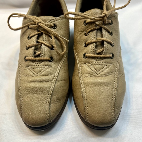 Easy Spirit Motion Leather Lace Shoe - Picture 2 of 9